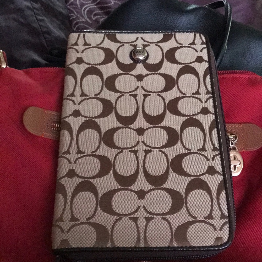 New!!! Coach Signature e-reader